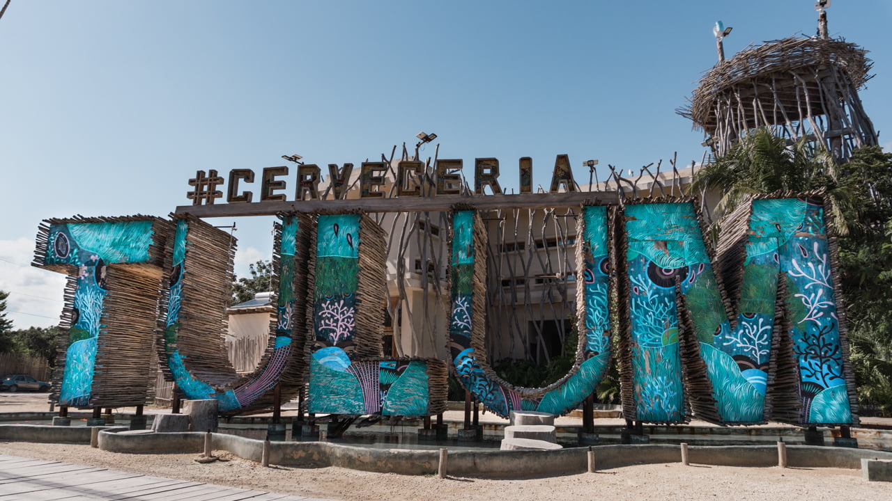 letras azules en tulum